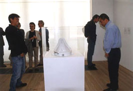 Y. Cai, J.J. Xi: meada/uso de M. Duchamp: fuente,
                            2000